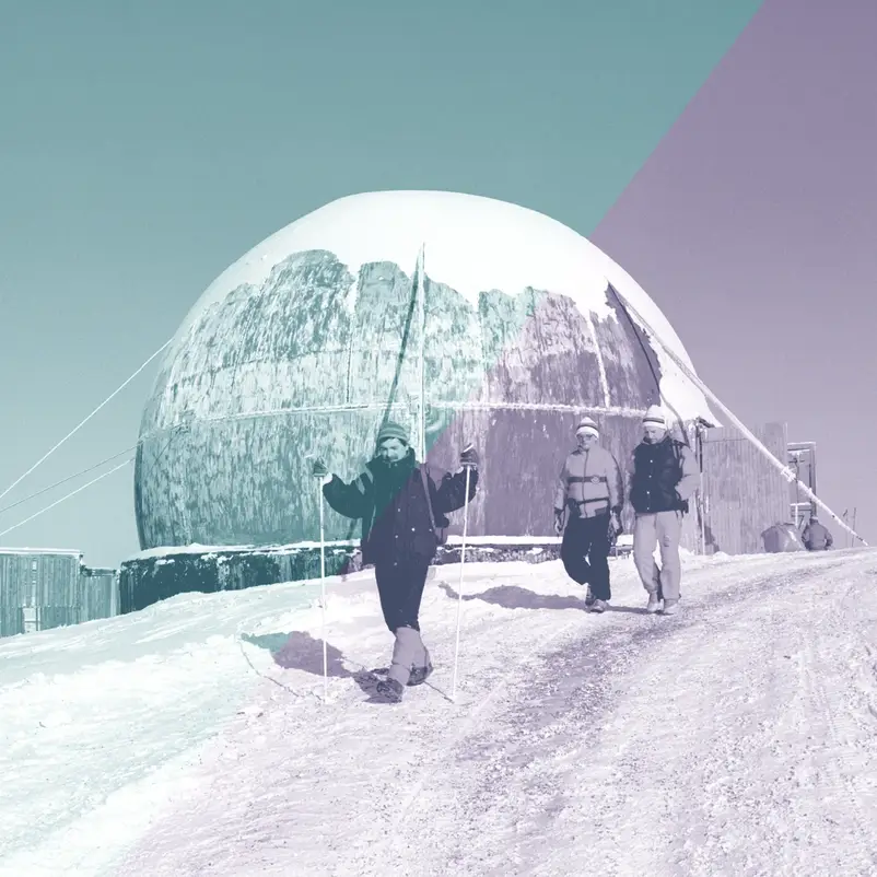 Verlassener Horchposten: Touristen durchqueren das ehemalige Sperrgebiet auf dem Schneekopf nahe Oberhof, 15. Februar 1994 (R. Hirschberger/ZB)