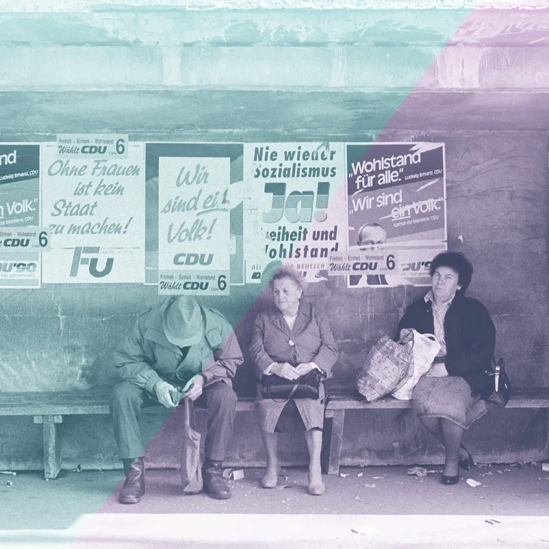 Reise ins Unbekannte: Menschen an einer Bushaltestelle in Dahlwitz-Hoppegarten am Vortag der letzten Volkskammerwahl, 17. März 1990 (J. Nagel/Stiftung Aufarbeitung)