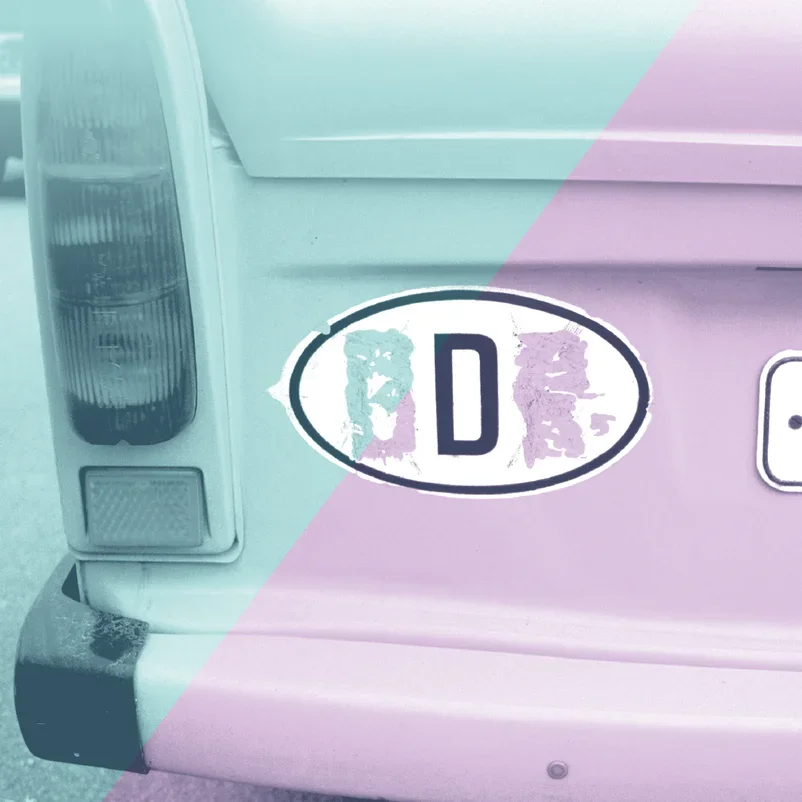 Transformation im Prozess: Umgestaltung des Länderkennzeichens von „DDR“ in „D“ an einem Trabant, 11. September 1989 (dpa)